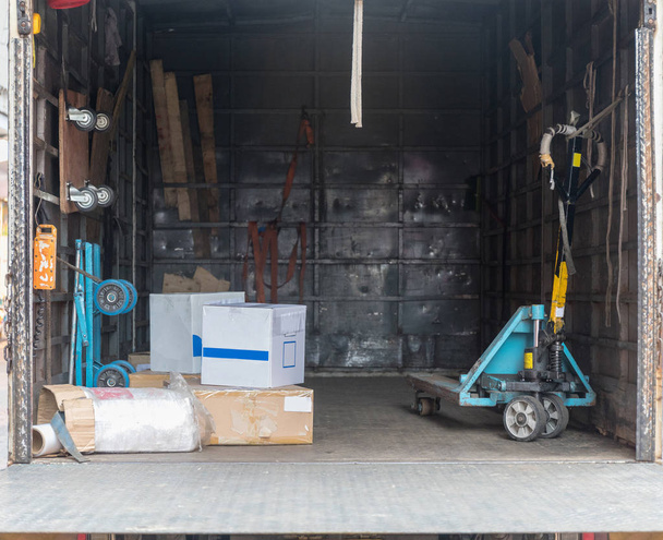 Ящики й підйомна у вантажівці доставки - Фото, зображення