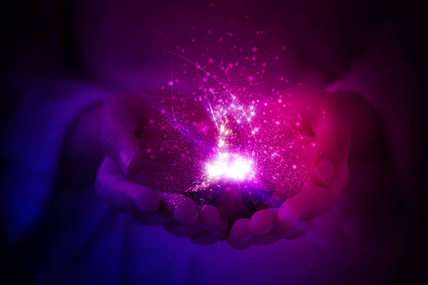 magische Lampe aus Aladdin in weiblichen Händen auf dunklem abstrakten Hintergrund. den Geist dazu aufrufen, Wünsche zu erfüllen - Foto, Bild