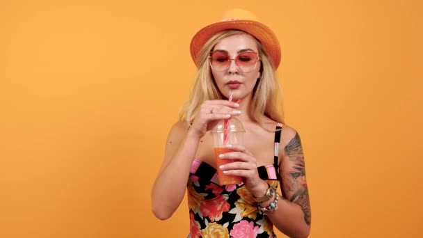Close up portrait of gorgeous sexy hot woman drinking a tropical cocktail - Filmmaterial, Video