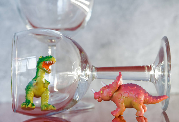 Zabawka dinozaur ratuje z niewoli jego przyjaciel alkoholowe - Zdjęcie, obraz