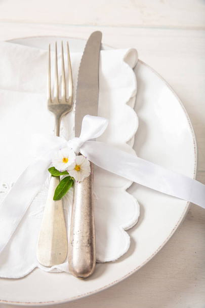 Праздничный. Установка стола с пустыми тарелками, серебряной вилкой и ножом, вид крупным планом
 - Фото, изображение
