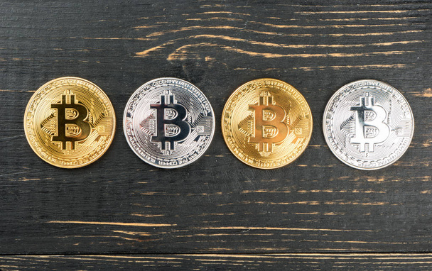 4 つの金と銀の木製の背景、上面の bitcoin コイン - 写真・画像