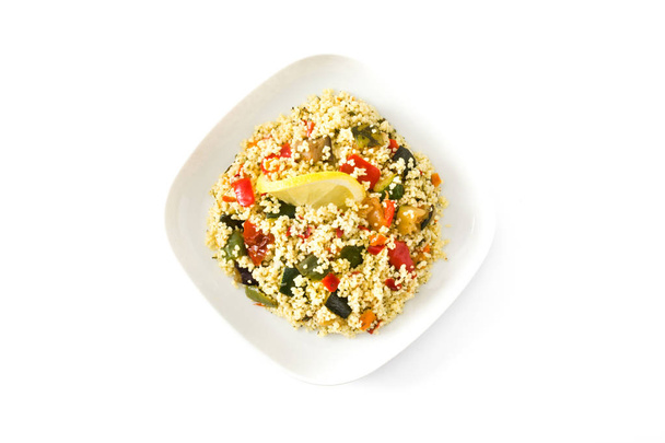 Couscous met groenten geïsoleerd op een witte achtergrond. Bovenaanzicht - Foto, afbeelding