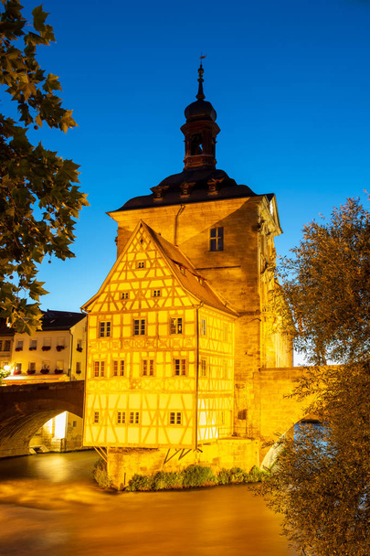 Megvilágított történelmi városháza Bamberg, épült a 14. században. - Fotó, kép