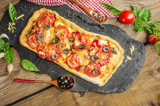Margarita pizza s žampiony, mozzarellou a cherry rajčátky. - Fotografie, Obrázek