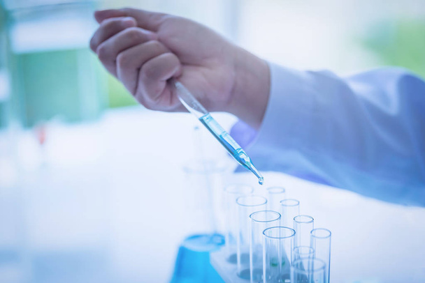 Επιστήμονας κάνει μια δοκιμή σε ένα βιολογικό εργαστήριο. Μπλε τόνος - Φωτογραφία, εικόνα