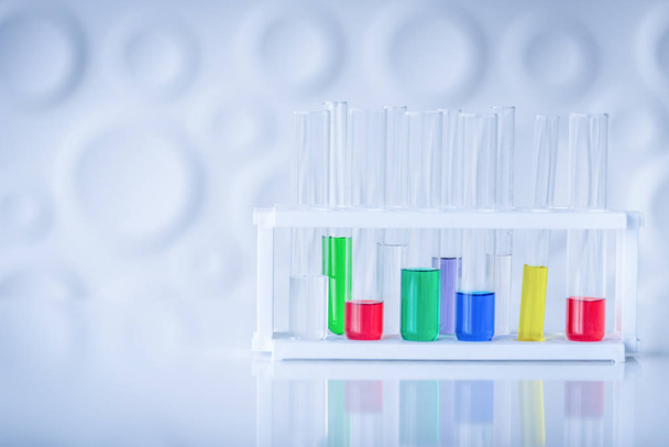 Tubos de ensaio com produto químico colorido na mesa. Conceito de química científica
. - Foto, Imagem