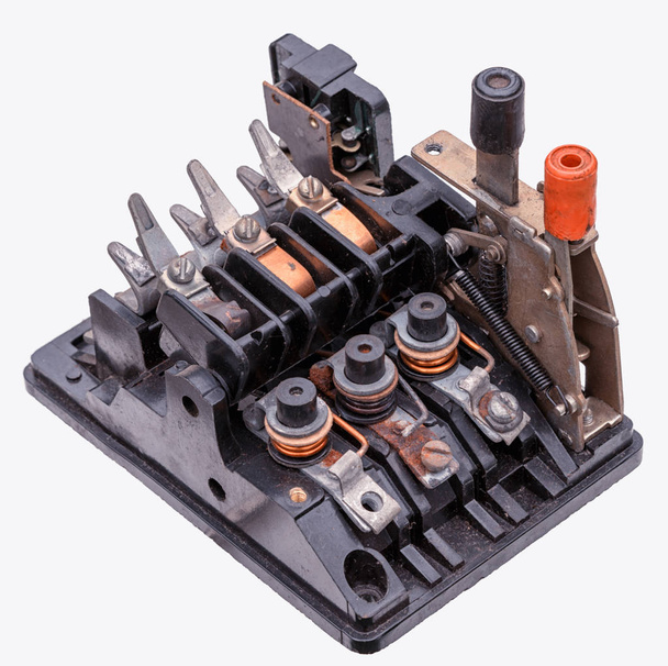 antieke open circuit breaker vak geïsoleerd op witte achtergrond - Foto, afbeelding