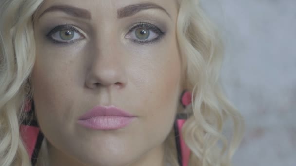 Nahaufnahme Porträt der schönen jungen blonden Frau, die in die Kamera schaut - Filmmaterial, Video