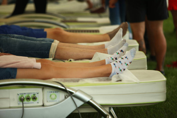 Füße liegen auf Massagesesseln - Foto, Bild