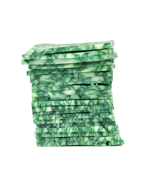 Kleine plakjes kaas met groene basilicum op witte achtergrond - Foto, afbeelding