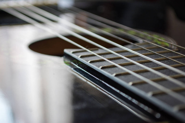Detalhe da guitarra acústica clássica com DOF raso e desfoque
. - Foto, Imagem