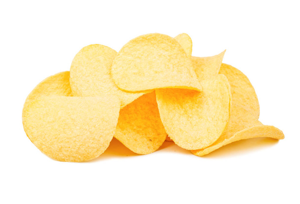 Haufen Kartoffelchips mit Käsegeschmack auf weißem Hintergrund - Foto, Bild