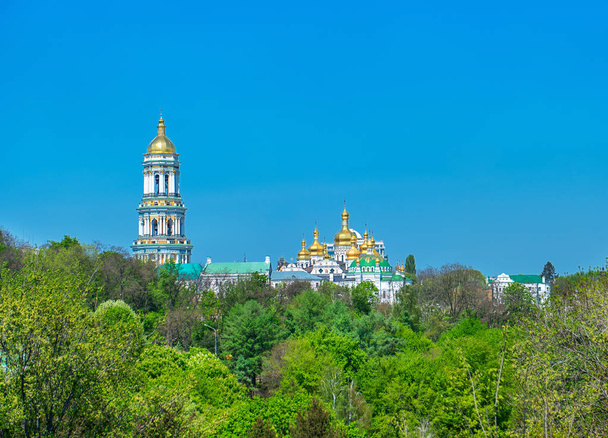 Bela paisagem com uma torre de sino Kiev Pechersk Lavra. Ucrânia
 - Foto, Imagem