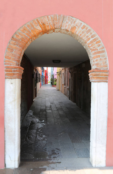 İtalyanca dil Burano adası yakınlarında Venedik Calle küçük Caddesi'nin tünel denilen - Fotoğraf, Görsel