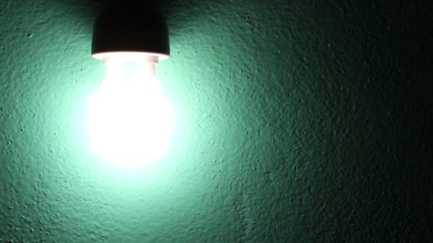 Illuminazione della lampadina su una parete
 - Filmati, video