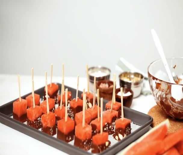 Watermeloen kubussen dompelen in gesmolten chocolade en bijgerechten met zeezout en amandelen. - Video