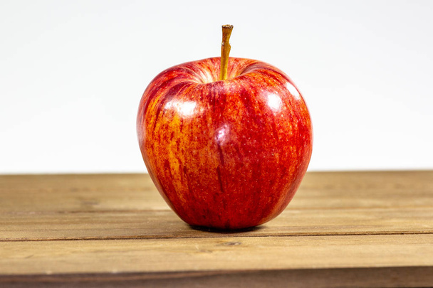 Красное яблоко ждет, чтобы его съели на кухонном столе
 - Фото, изображение