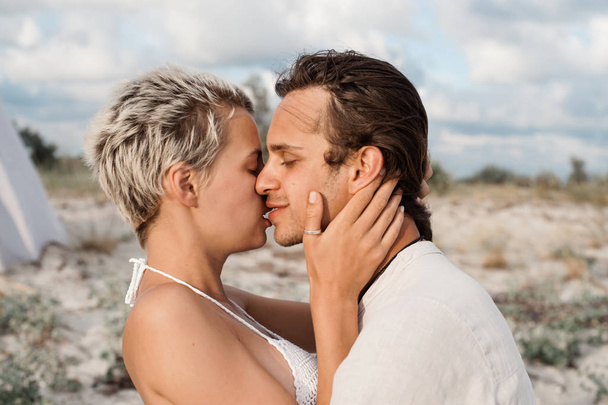 glücklich verliebt zu sein. schönes junges Paar, das im Strandurlaub von Angesicht zu Angesicht steht und sich küsst - Foto, Bild