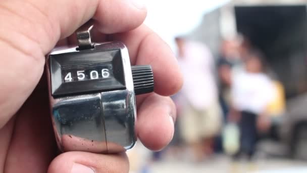 máquina de contagem de mão clicker no mercado
 - Filmagem, Vídeo