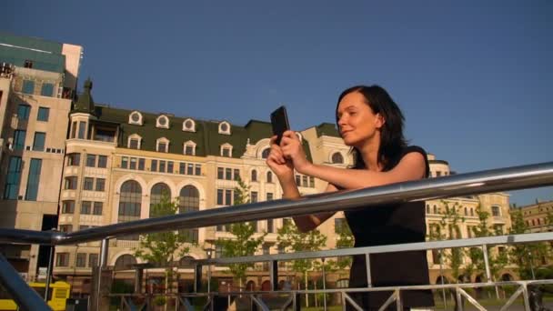 kadın güzel şehir manzaralı bir fotoğrafı çeker - Video, Çekim