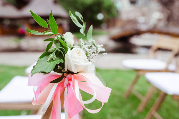 El pequeño ramo decorado con cintas rosas
 - Foto, imagen