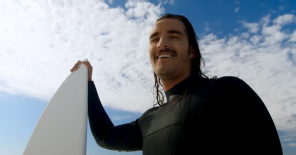 Close-up van lachende surfer permanent met surfboard 4k - Video