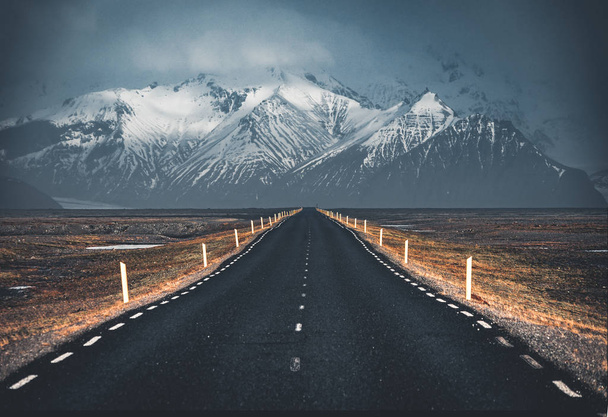 Street Highway Ring road No.1 in Iceland, with view towards mountain. Southern side if the country. - Φωτογραφία, εικόνα