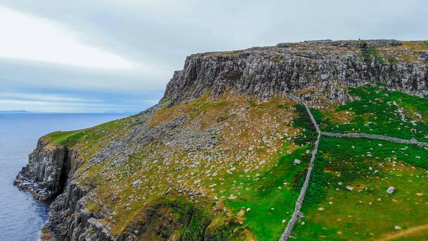 Nester Punkt auf der Insel Skye - atemberaubende Klippen und Landschaft im Hochland von Schottland - Foto, Bild