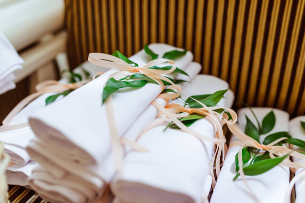 Це багато красивих тканинних серветок для гостей на весіллі.
. - Фото, зображення