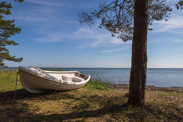 Fishing boat on the Baltic seaside in Saaremaa - Foto, Imagem