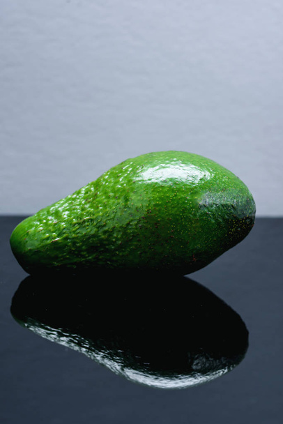 reife und saftige Avocado auf einem Schieferbrett - Foto, Bild