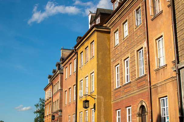 Colorful buildings in the old city in Warsaw. Travel destination - Foto, Imagen