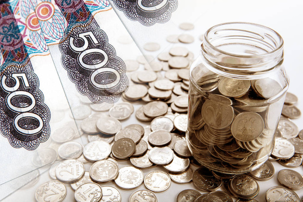 Ρούβλι Ρωσίας νομοσχέδια τα χρήματα και Ρούβλι κέρματα με μια τράπεζα, κοντινό πλάνο - Φωτογραφία, εικόνα