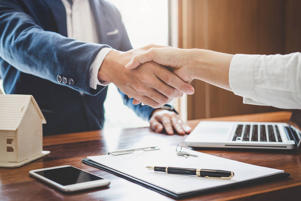 Real estate agent and customers shaking hands together celebrating finished contract after about home insurance and investment loan, handshake and successful deal. - Fotografie, Obrázek