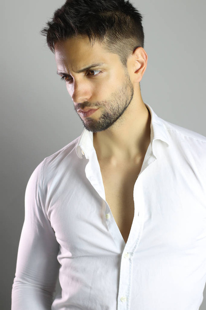 Stylish young man in a white shirt - Fotoğraf, Görsel