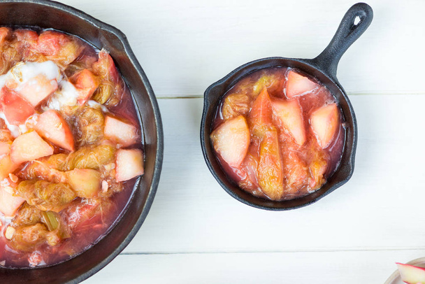 Compote de rhubarbe et de pommes maison pour faire crumble dans les casseroles en fonte
 - Photo, image