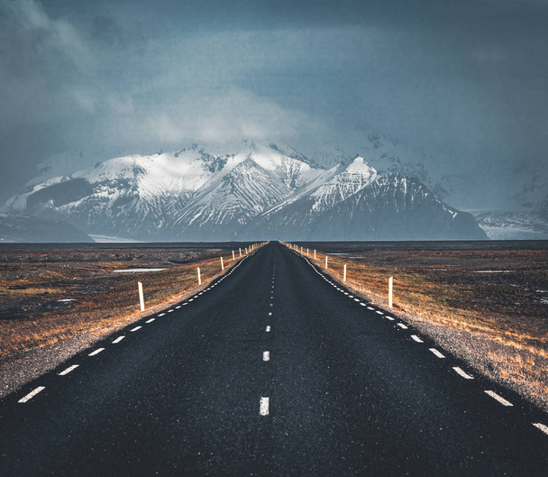 Street Highway Ring road No.1 in Iceland, with view towards mountain. Southern side if the country. - Foto, immagini