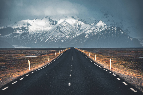 Calle de la carretera de circunvalación Nº 1 en Islandia, con vista hacia la montaña. Lado sur si el país
. - Foto, imagen