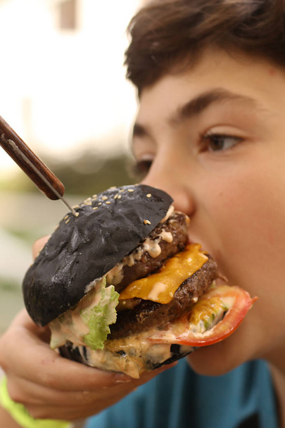 hatalmas hamburger a burger sajt marha paradicsom - Fotó, kép