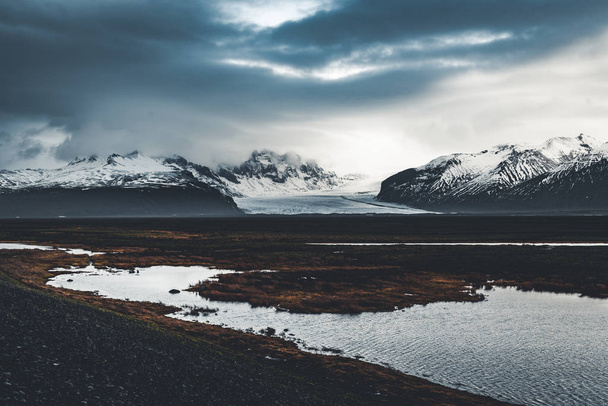Strada che conduce verso enormi ghiacciai e montagne in Islanda Vatnajokull immagine drone aereo ghiacciaio con strada autostrada e nuvole e cielo blu. Drammatica scena invernale del Parco Nazionale Vatnajokull
 - Foto, immagini