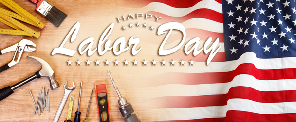 Bandeira americana e ferramentas. Feliz Dia do Trabalhador
 - Foto, Imagem