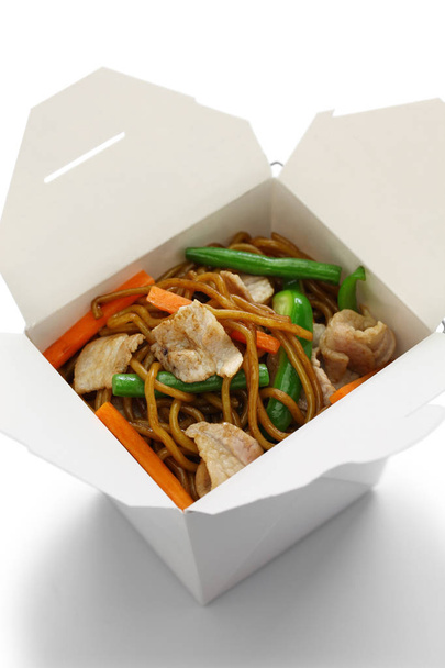 Chow mein, wyjąć dania kuchni chińskiej, izolowana na białym tle - Zdjęcie, obraz