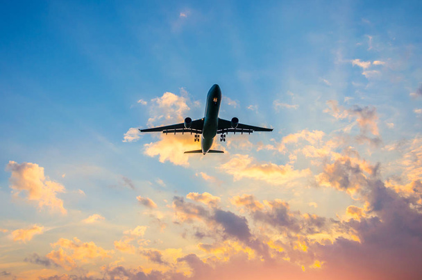 Tumma siluetti lentokoneen auringonlaskun lähestyessä lentokentällä kaunis taivas
 - Valokuva, kuva