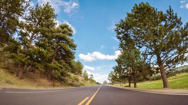Driving on paved road in Rocky Mountain Mational Park. - Foto, Imagem