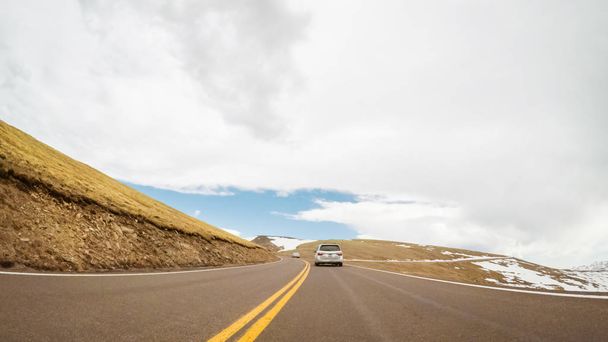 Οδήγηση σε δρόμο Ridge Trail openning Σαββατοκύριακο της σεζόν στο Rocky Mountain National Park. - Φωτογραφία, εικόνα