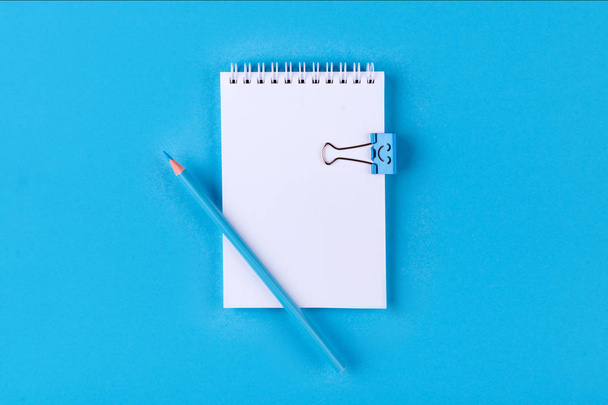 Top view of Blank notebook with peb on colorful background blue with copy space. - Foto, afbeelding