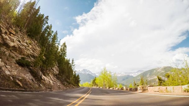 Jazdy na szlak Ridge Road na weekend otwarcie sezonu w Rocky Mountain National Park. - Zdjęcie, obraz