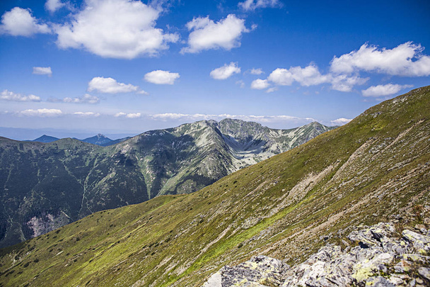 Landschaft westlicher Tartra. Weg zum Baraniec-Gipfel in der Slowakei in der westlichen Tatra. wunderschöne Berggipfel unter blauem Himmel. - Foto, Bild