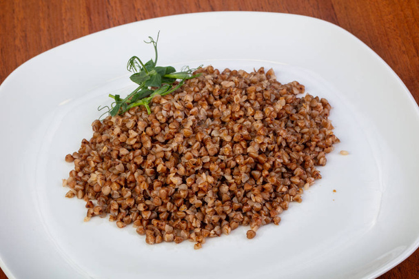 Delizioso porridge di grano saraceno bollito con erbe
 - Foto, immagini